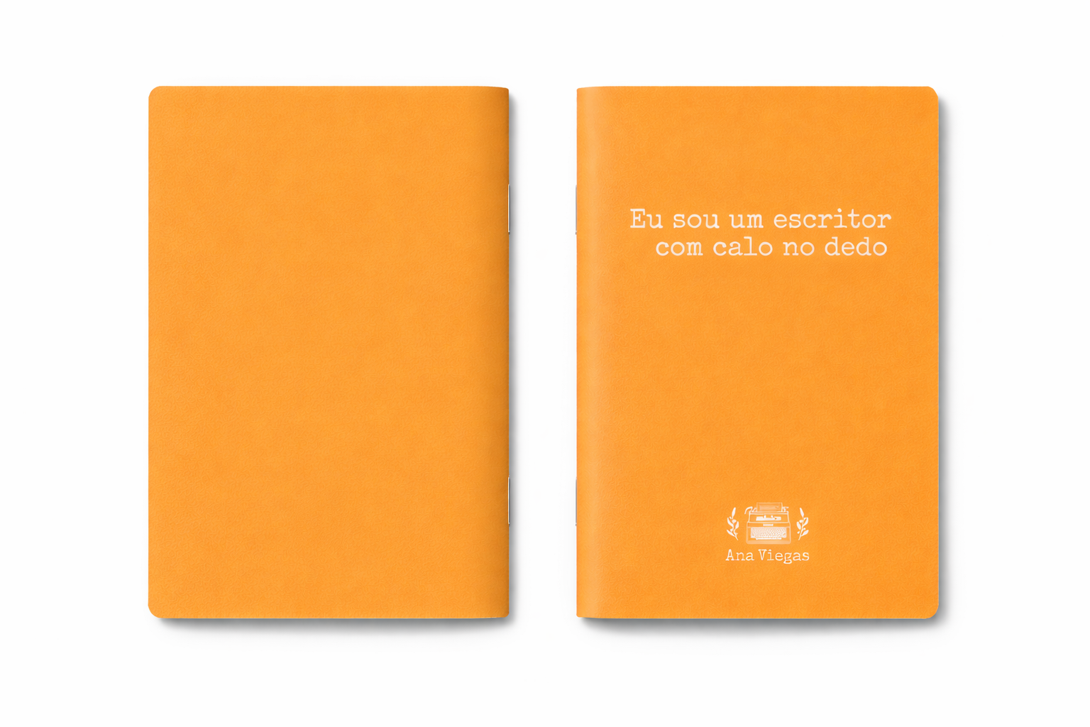 Caderno laranja merchandising da livraria calo no dedo com a frase "Eu sou um escritor com calo no dedo" na capa, de Ana Viegas